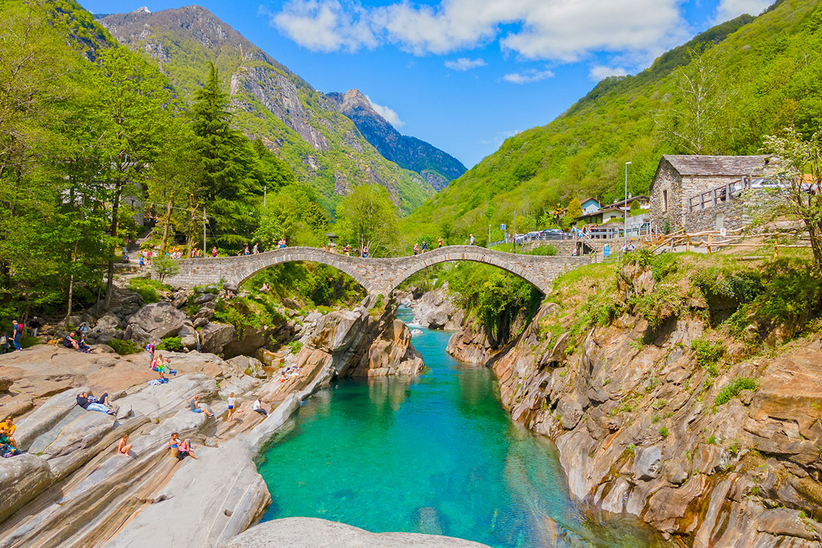 Valle Verzasca in Ticino, Svizzera dove le persone nuotano e si tuffano da un ponte panoramico