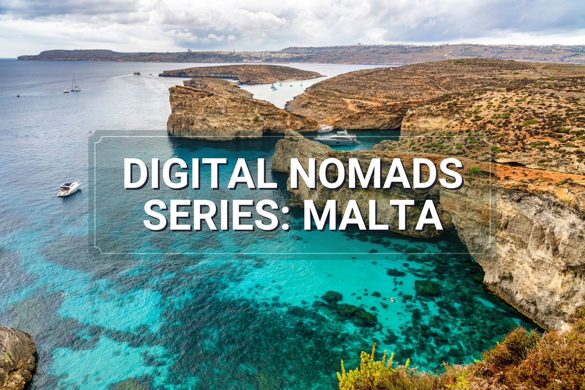 La costa frastagliata e la famosa Laguna Blu di Malta, con yacht e barche private