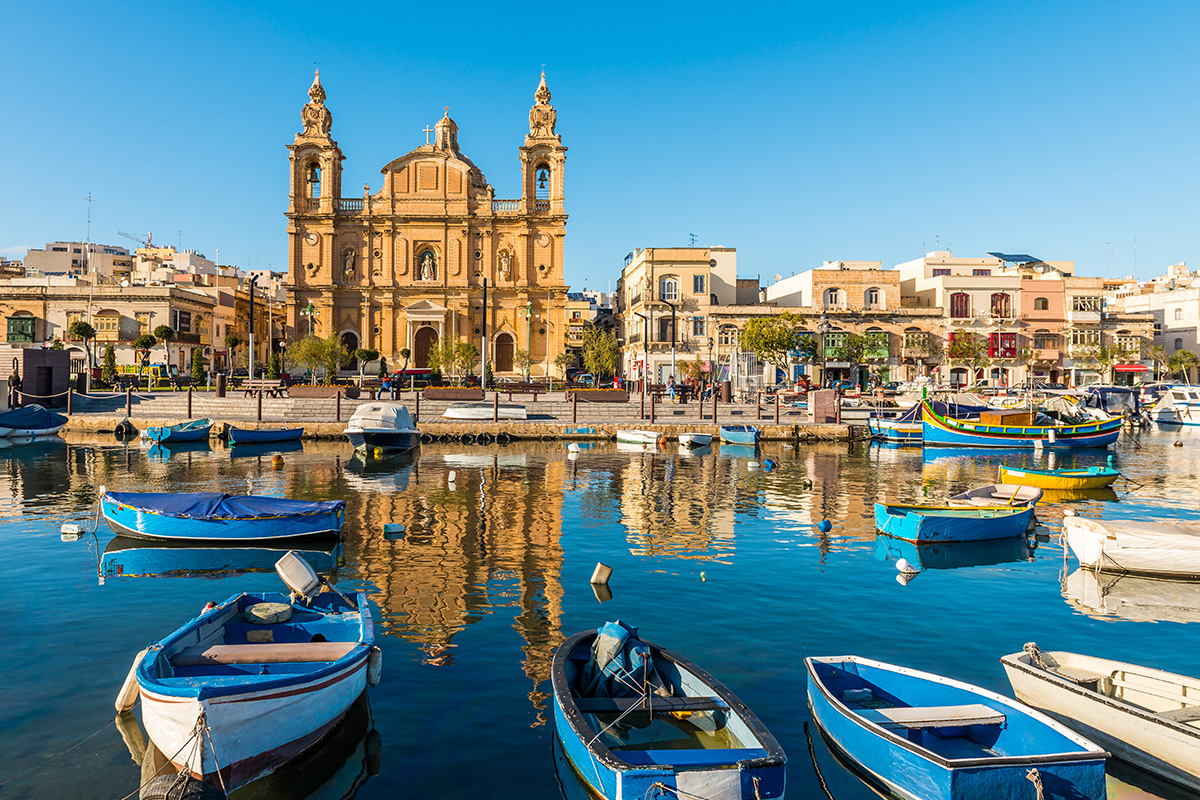 Il porto di Sliema con la chiesa barocca sul mare, Gesù di Nazareth, e le barche ormeggiate