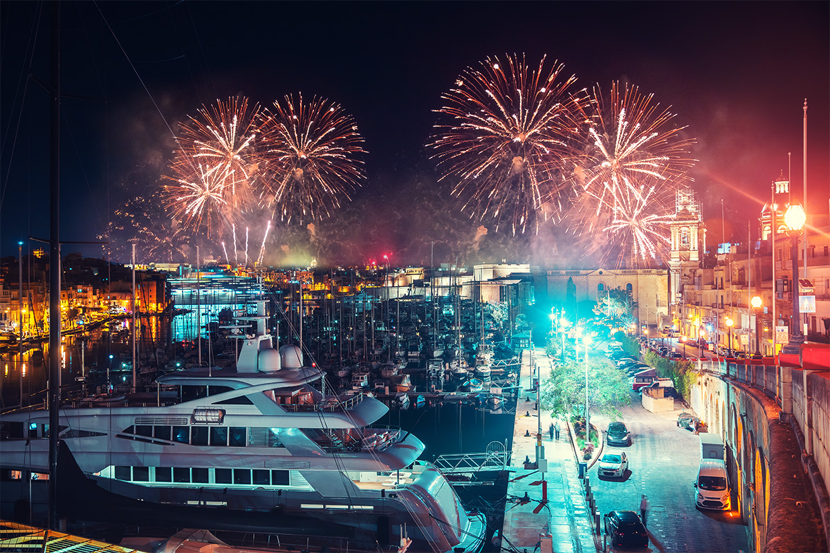 Le feste di villaggio con imponenti fuochi d'artificio che illuminano il cielo notturno sul pittoresco porto della capitale di Malta Valleta
