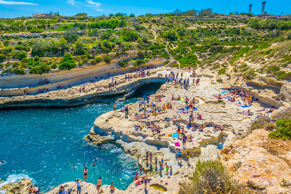 La famosa piscina naturale di San Pietro, con le sue acque cristalline in estate