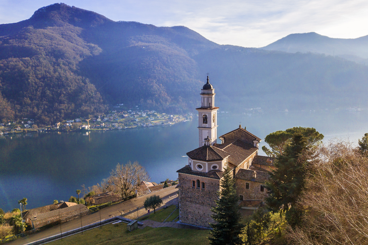 La parrocchia dei SS. Fedele e Simone sulla collina di Morcote e affacciata sul Lago di Lugano.