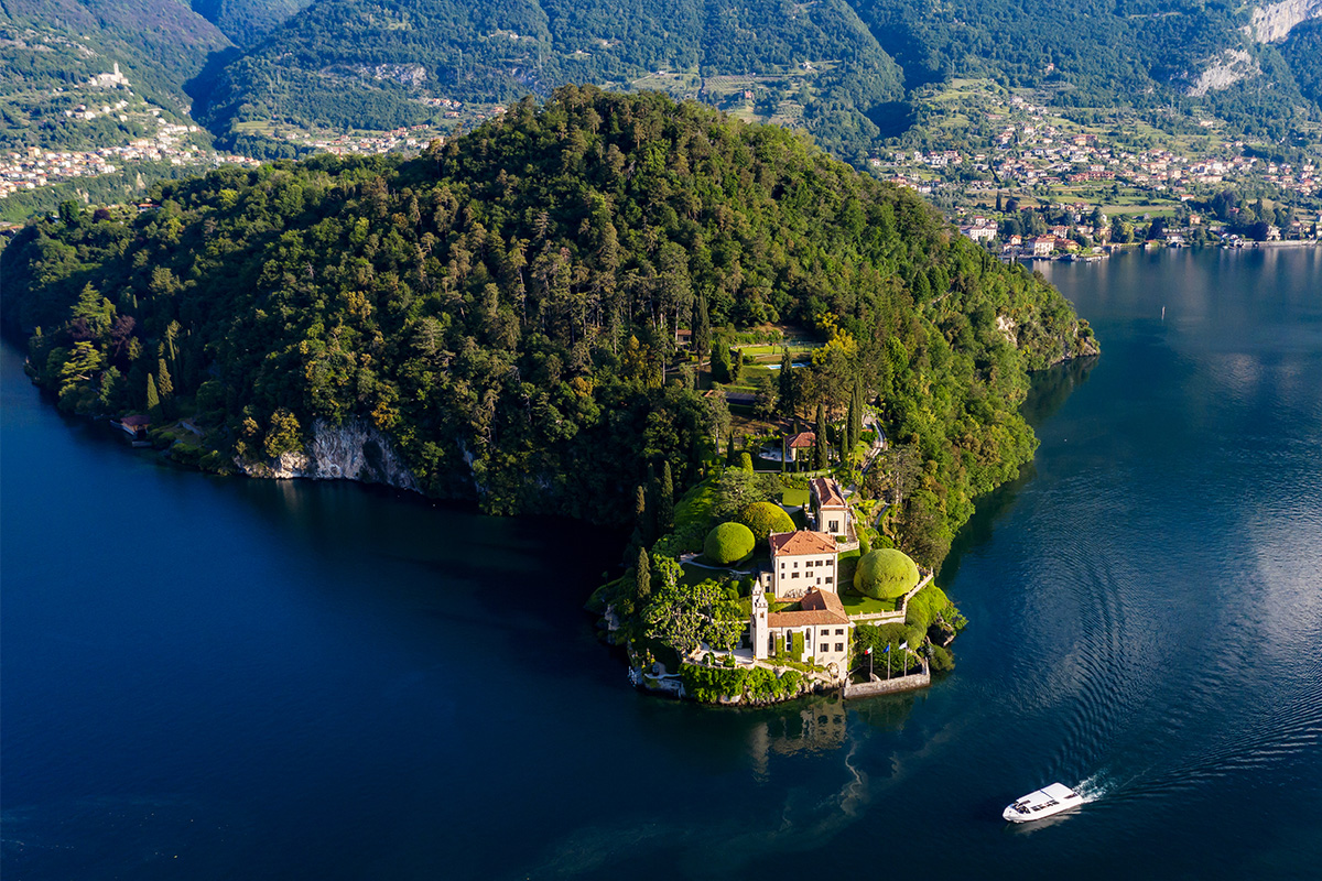 Una veduta aerea della splendida penisola di Lavedo con la Villa del Balbianello sul Lago di Como, in Lombardia, Italia.