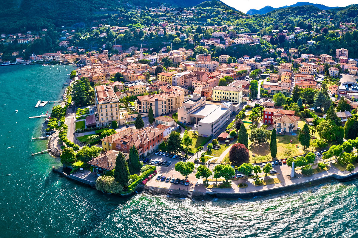 Veduta aerea della città lacustre di Menaggio con i sentieri escursionistici sul Lago di Como, Lombardia, Italia.