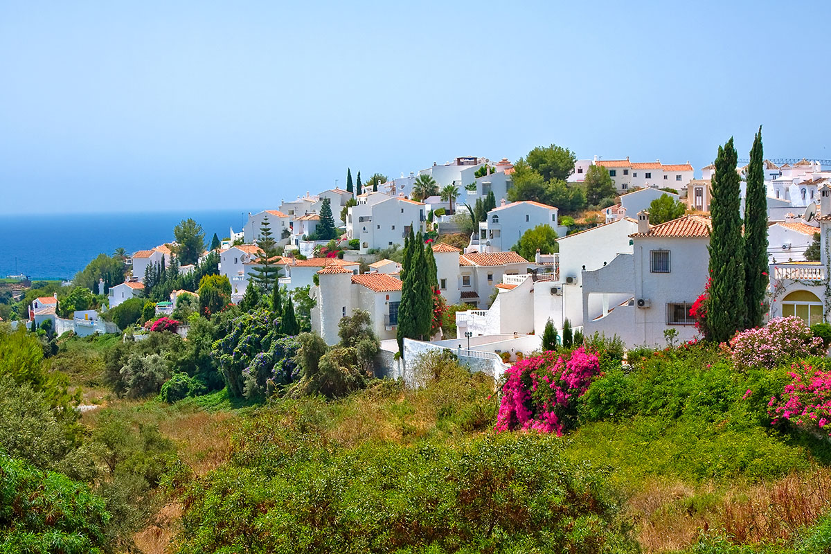 La nostra terza località più prenotata per le vacanze, la Costa del Sol, in Spagna, con il villaggio bianco di Nerja che si affaccia sul mare.