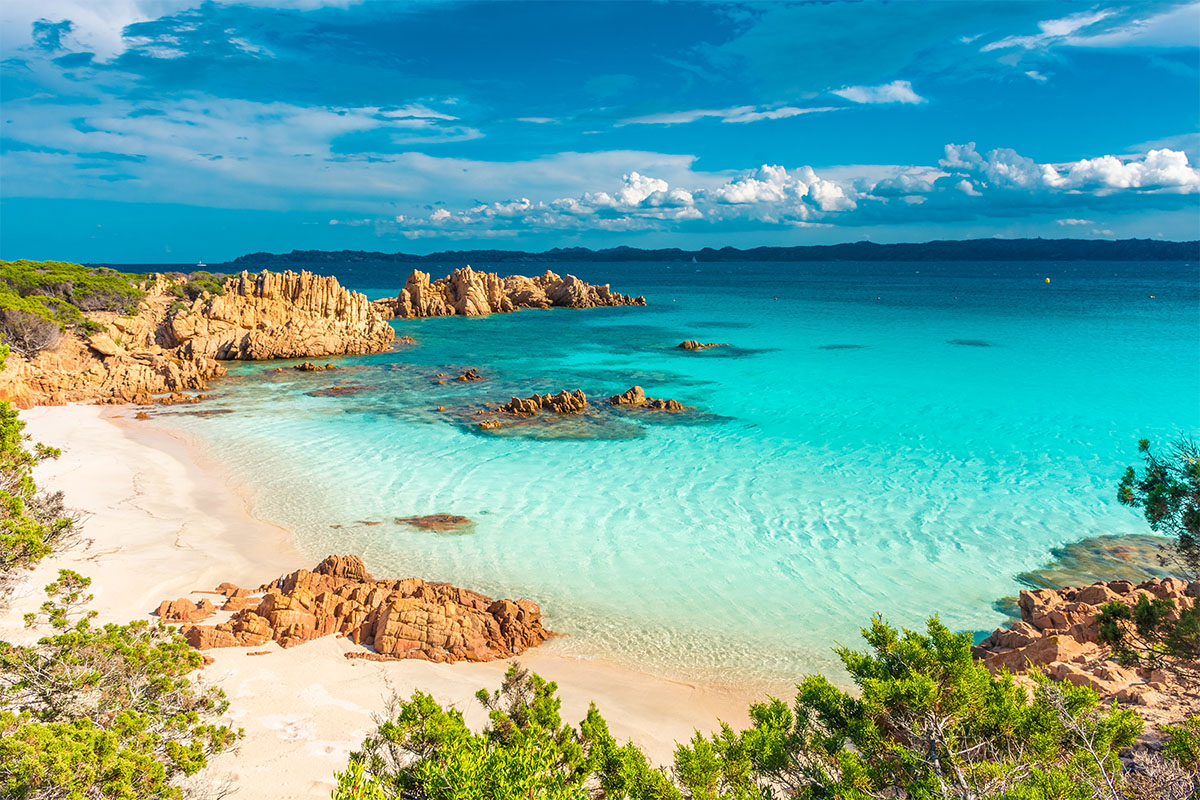 La quarta regione più prenotata di Happy.Rentals per le case vacanza è la Sardegna, con la sua famosa Costa Smeralda e le sue acque cristalline.