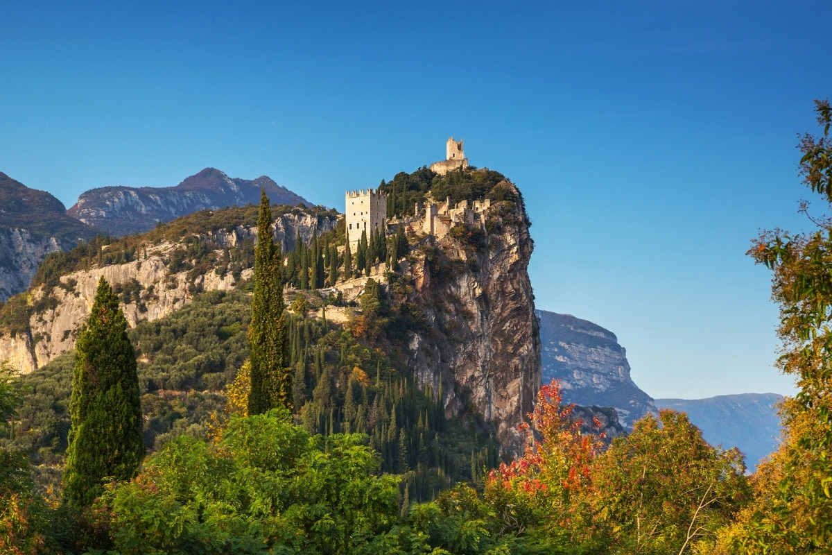 Arco, il punto di riferimento per l'arrampicata ai piedi delle Dolomiti, con il suo bellissimo Castello di Arco che domina la città