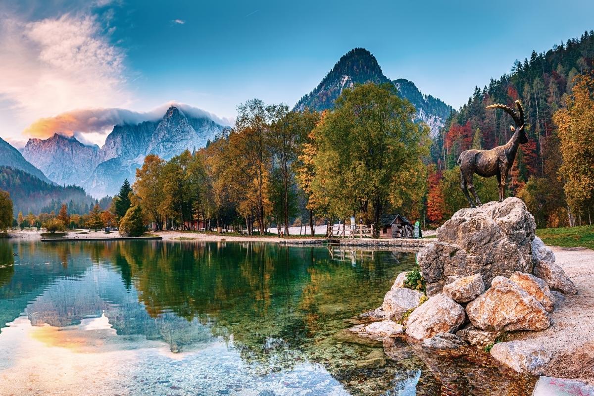 Le montagne del Parco Nazionale del Triglav che circondano il lago Jasna si riflettono nelle sue acque limpide
