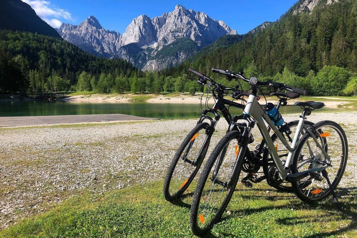 Biciclette sul percorso davanti a Kranjska Gora, vicino al lago Jasna