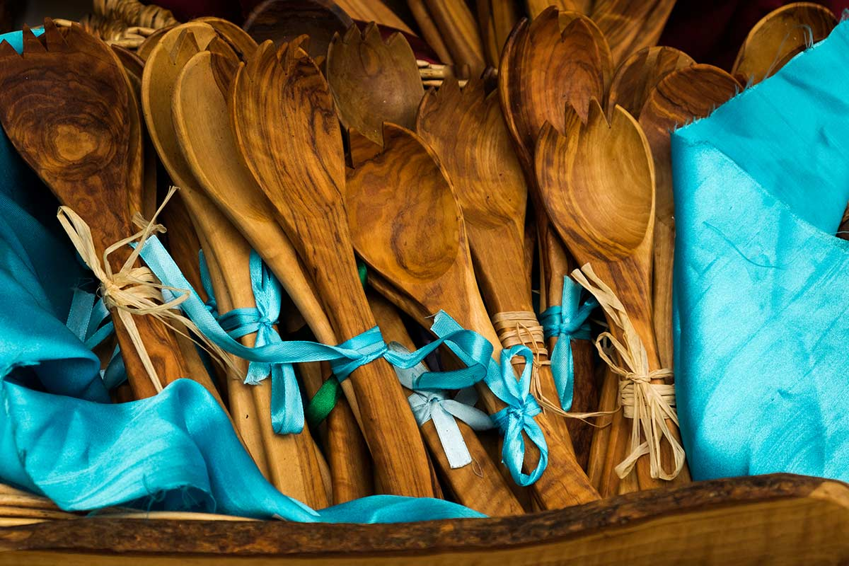 I tipici oggetti artigianali in legno d'ulivo dei mercati di Torri del Benaco