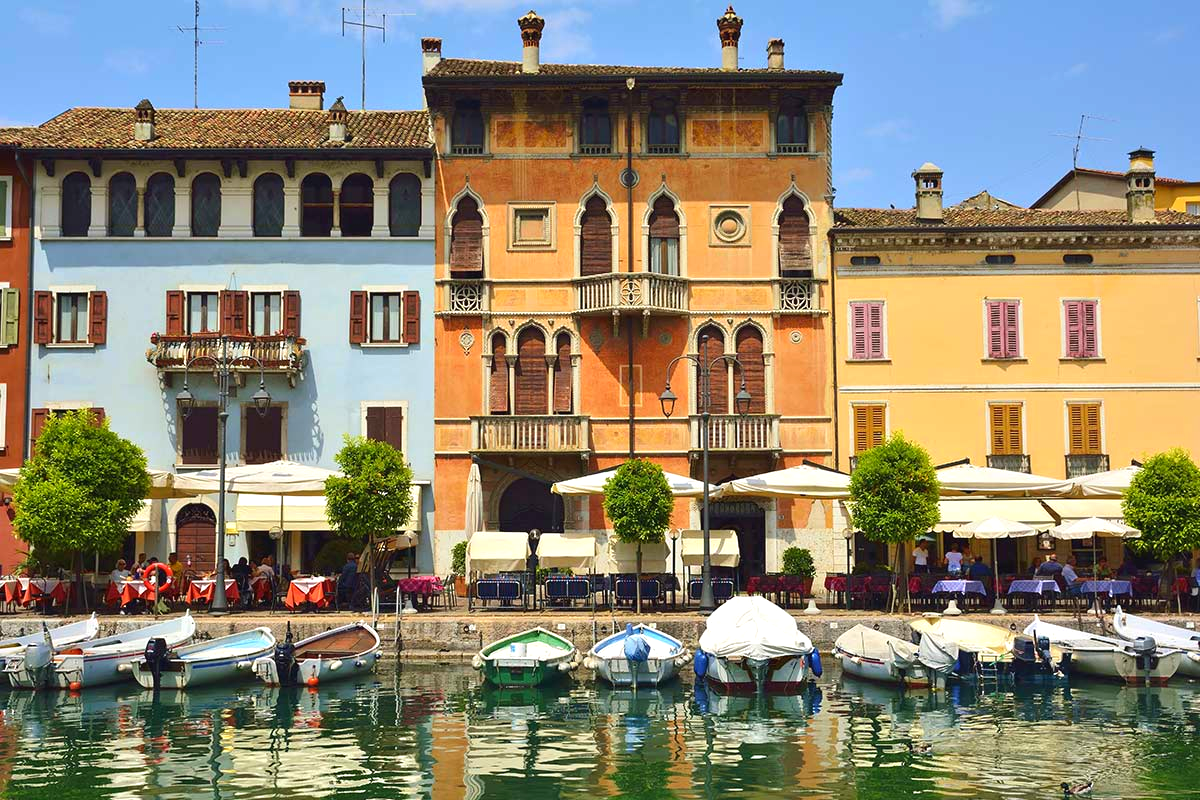 Il suggestivo lungolago di Desenzano del Garda