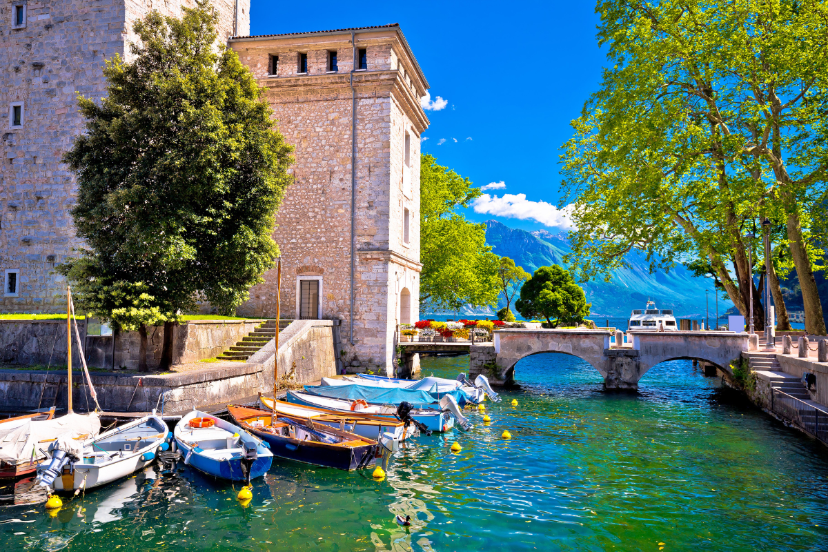 La splendida vista del ponte sul lago di Garda a Riva del Garda