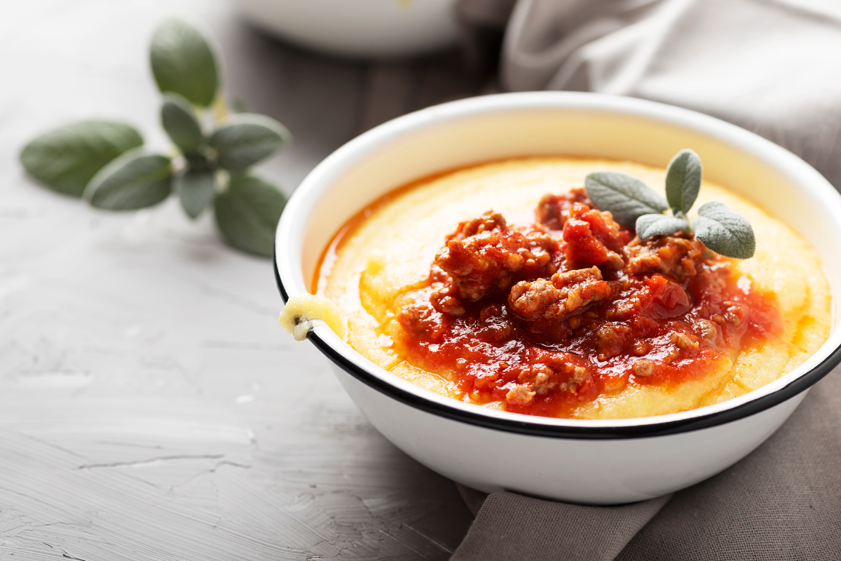 Uno dei piatti tipici lombardi, la polenta con il ragù