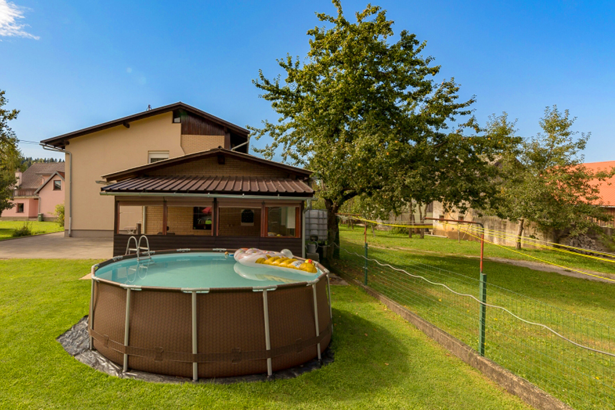 casa vacanze per bambini e animali domestici a Bloke, Slovenia, con piscina gonfiabile. Happy.Rentals ID struttura 4582.