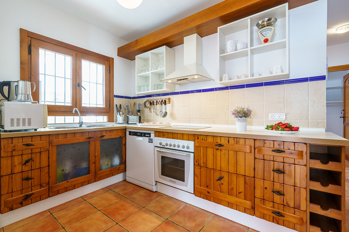 Happy.Rentals' dog and child-friendly pool villa in Torrox with a fully equipped kitchen with dishwasher and microwave: Property ID 5659