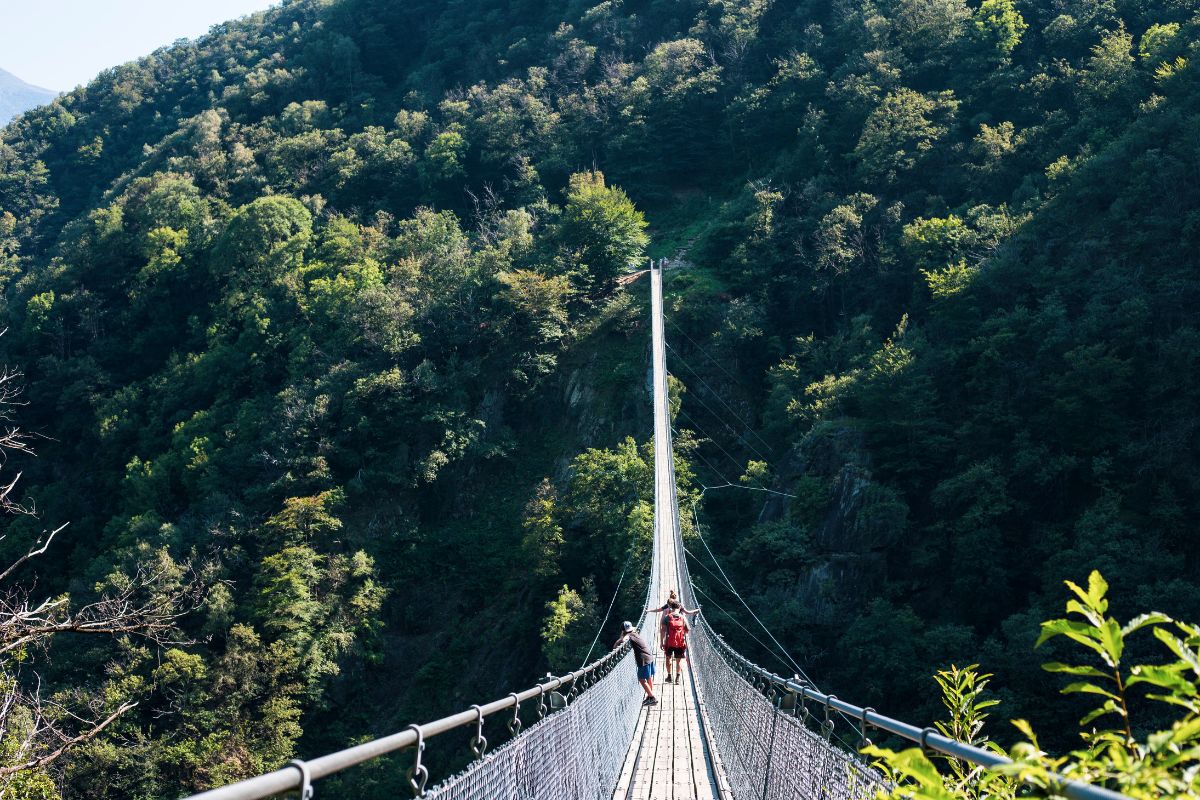 Turisti sul ponte Tibetano Cesana-Claviere nelle stazioni sciistiche della Vialattea, Italia