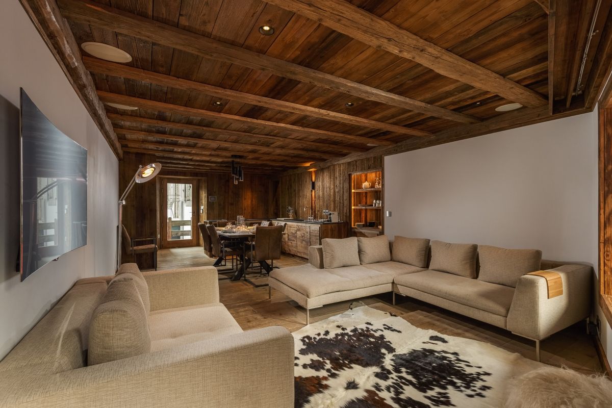 The exclusive living room of Maison du Roi accentuated by fur rugs, a Happy.Rentals property (ID: 5469) located in the centre of Chamonix, France