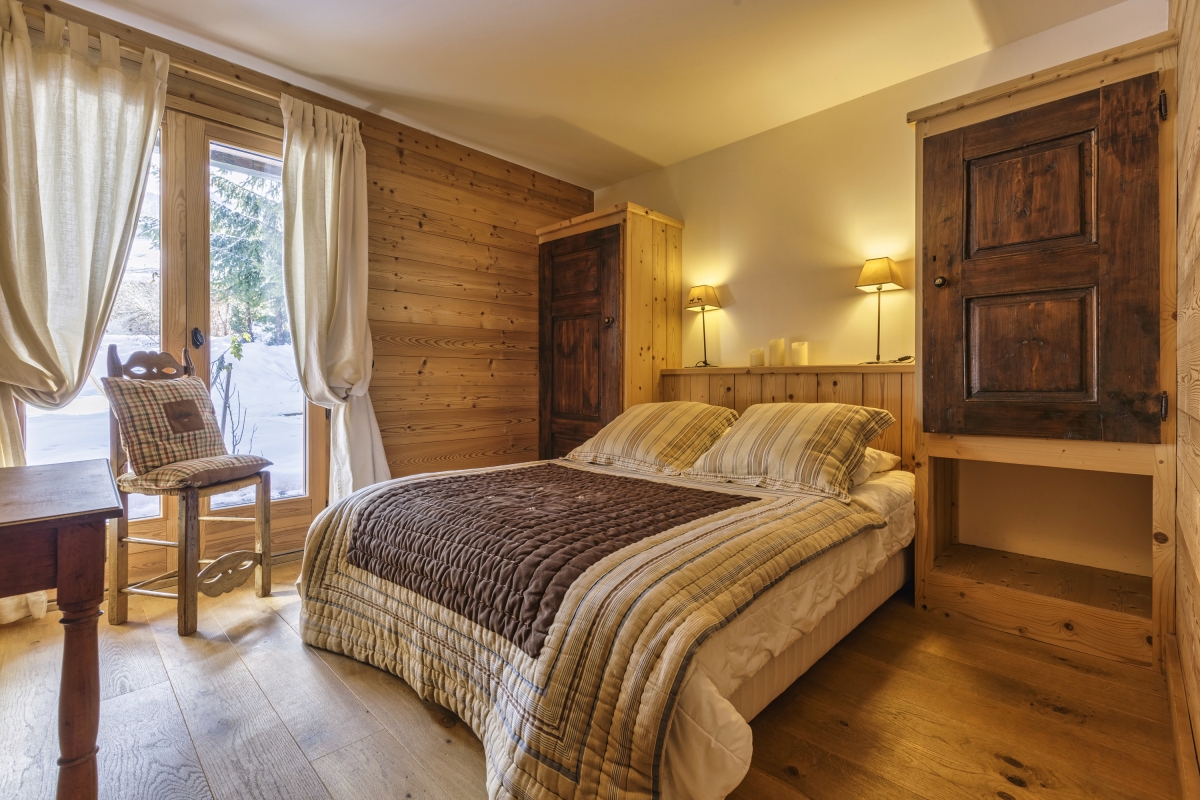 Interiors of Chalet Mamouche (ID: 5786) elevated with candles on the bedhead located in Chamonix, France 