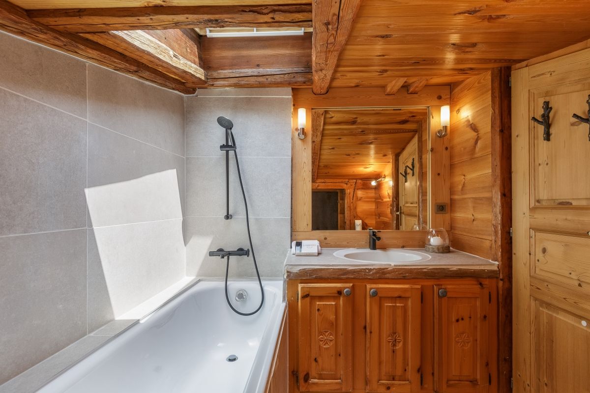 A combination of modern and traditional interiors in a bathroom in Chamonix, France (property ID: 4312)