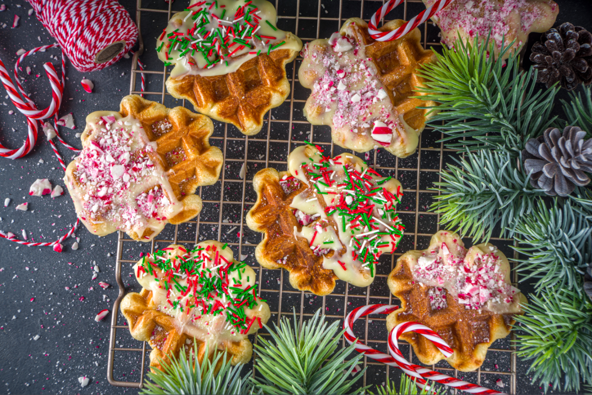 Waffle fatti in casa, a tema natalizio, con bastoncini di zucchero