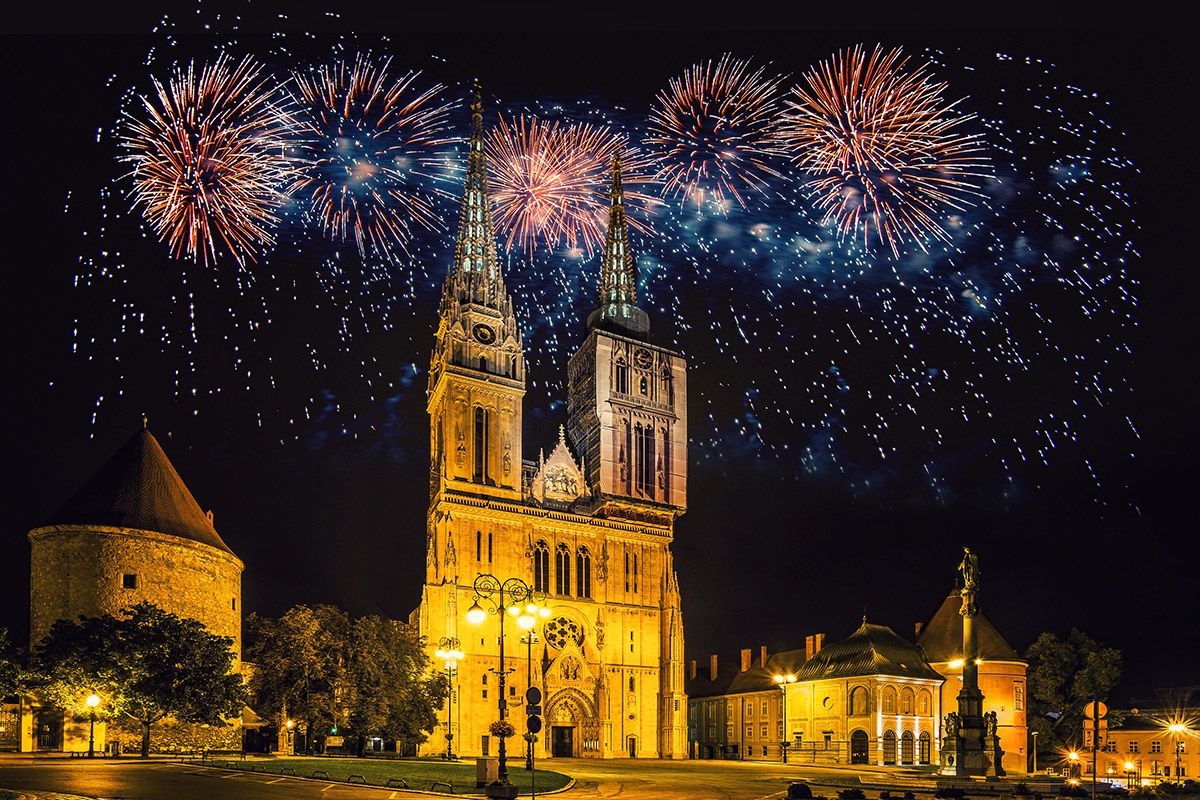 Il cielo della cattedrale di Zagabria illuminato dai fuochi d'artificio di Capodanno
