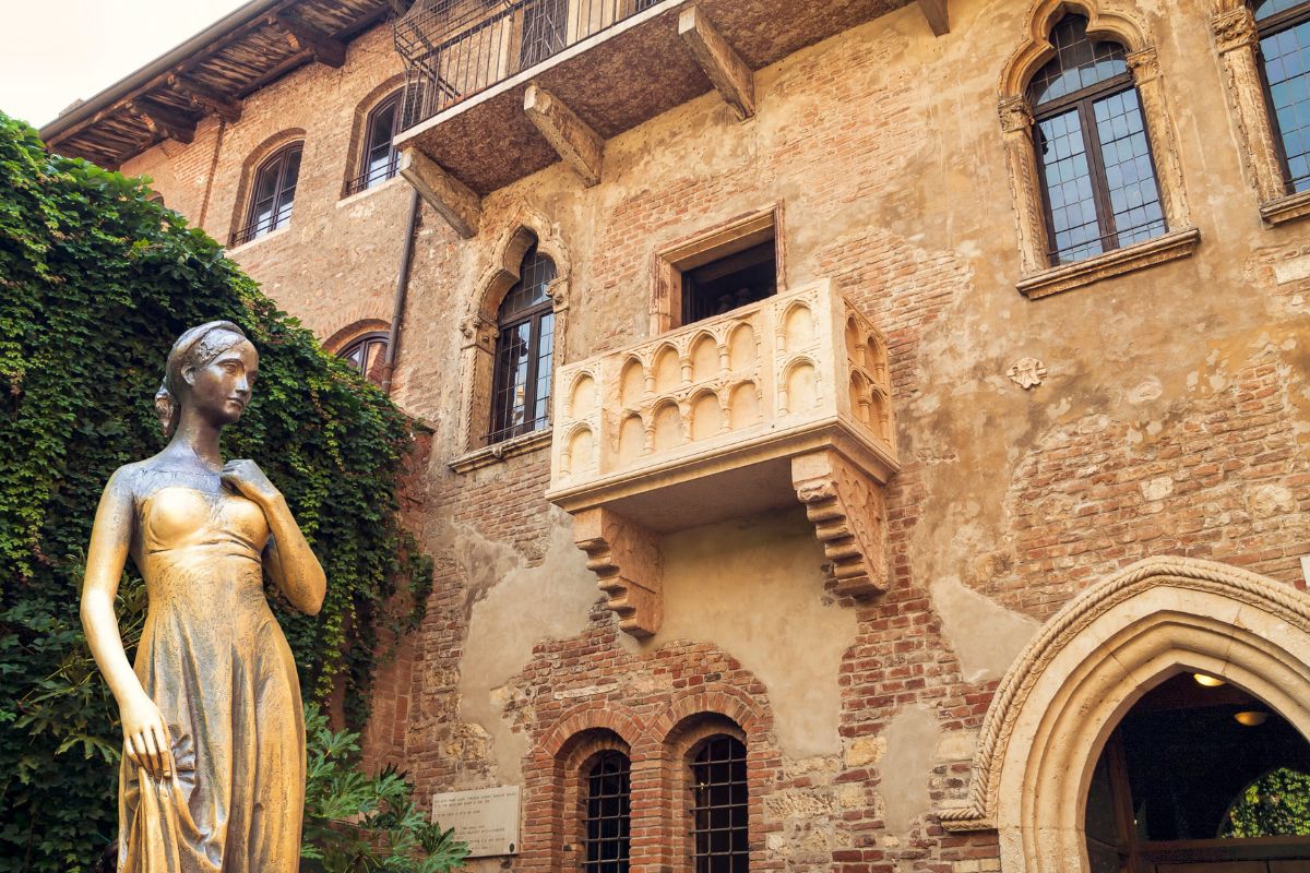 Balcone e statua nella casa di Giulietta a Verona, Italia