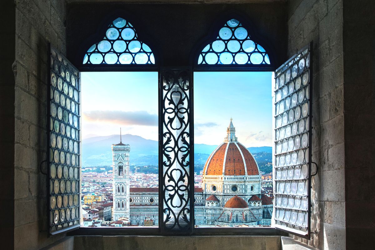 Una vista panoramica del Duomo di Firenze attraverso le vecchie finestre di un edificio