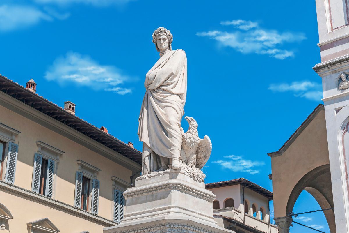 Statua di Dante Alighieri di Enrico Pazzi, eretta davanti alla Basilica di Santa Croce