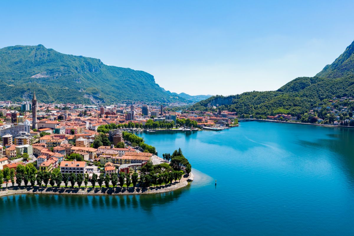 La città lacustre di Lecco sul lago di Como in Lombardia, Italia