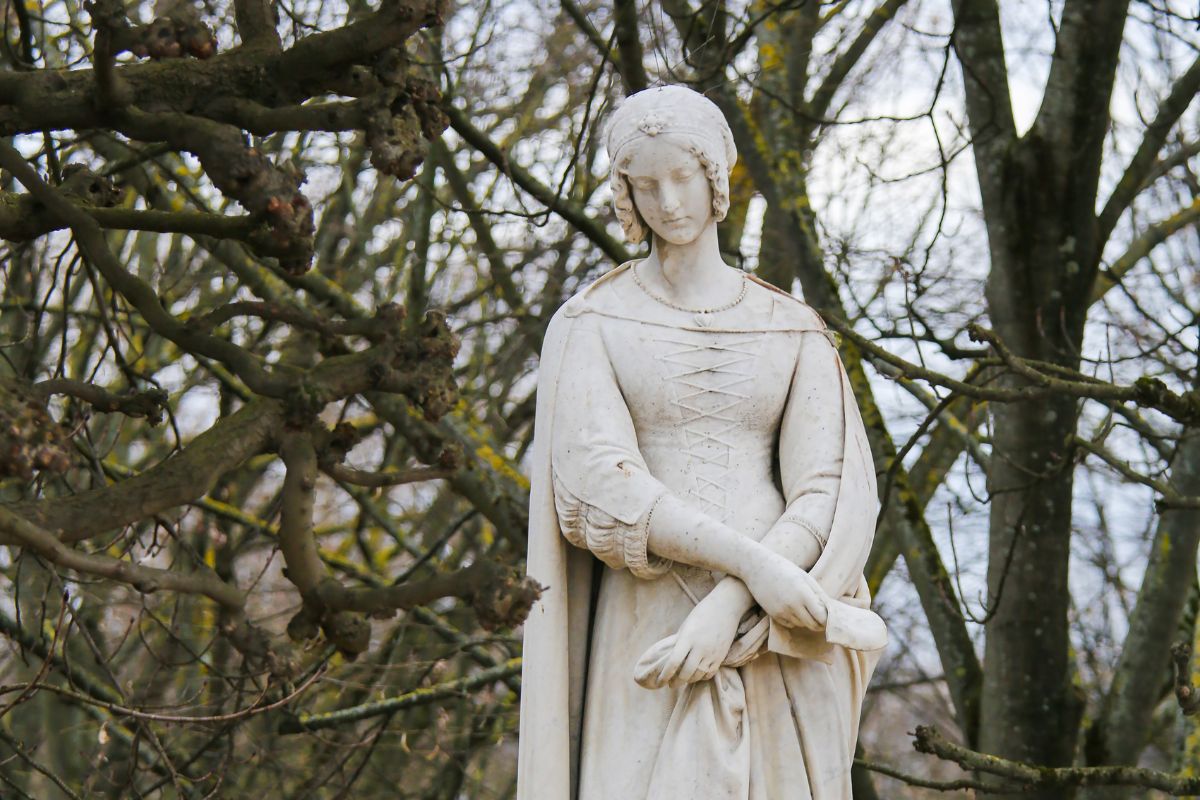Statua di Laura de Noves, ispiratrice della celebre opera di Francesco Petrarca, Il Canzoniere
