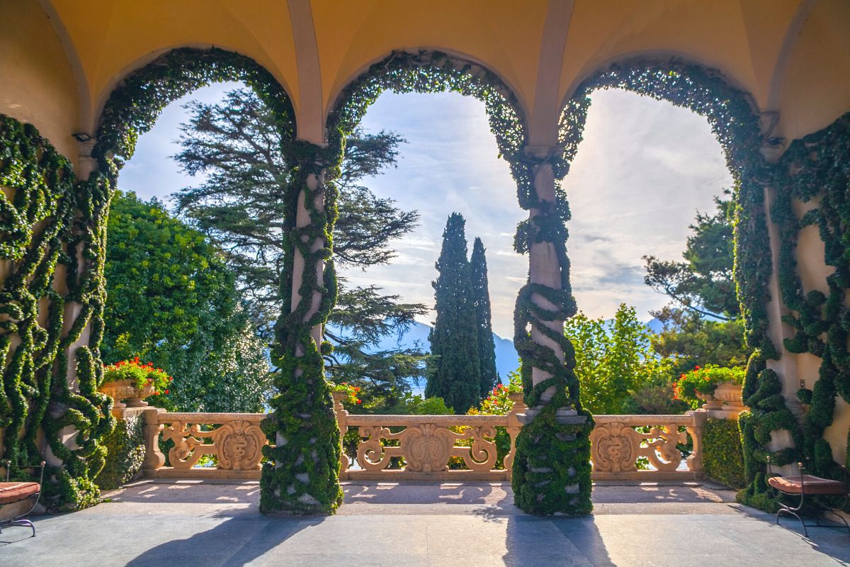 Il portico della famosa Villa del Balbianello sul Lago di Como, in Lombardia, Italia