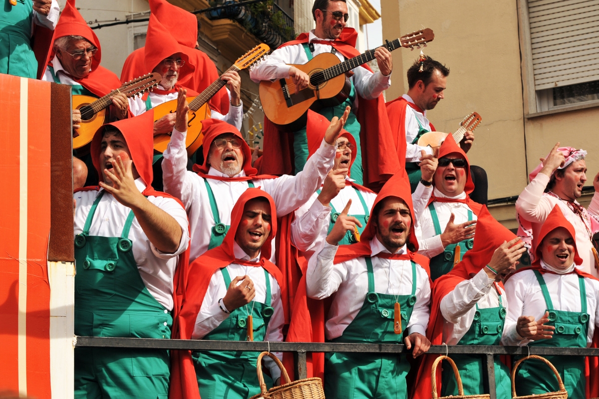 Un tipico coro carnevalesco spagnolo (chirigota) canta canzoni popolari durante il famoso Carnaval di Cadice, Andalusia, Spagna