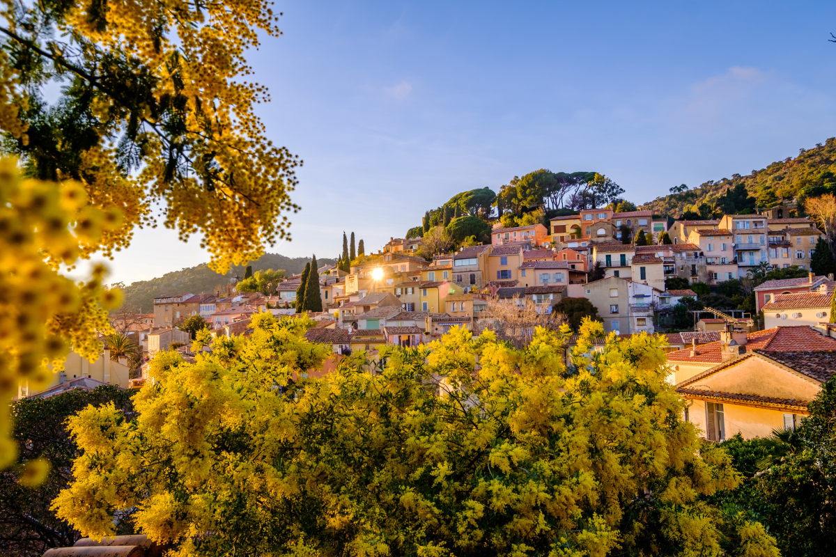 Vista panoramica del villaggio francese di Bormes-les-mimosas, Costa Azzurra