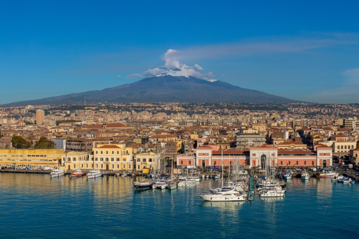Il porto di Catania con l'Etna sullo sfondo