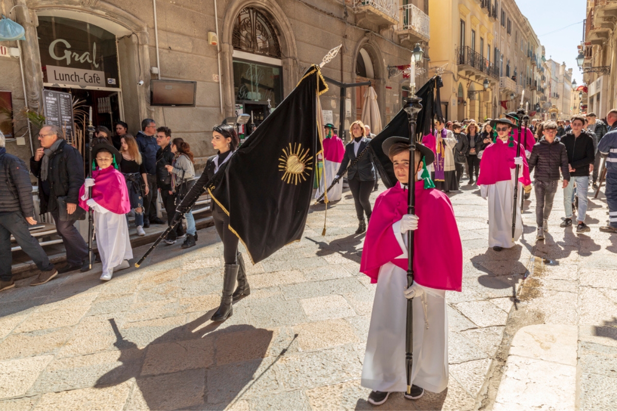 Donne e ragazzi sfilano alla Processione dei Misteri di Trapani