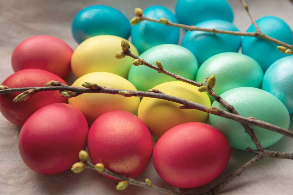 Uova di Pasqua dipinte e decorate con rami in fiore