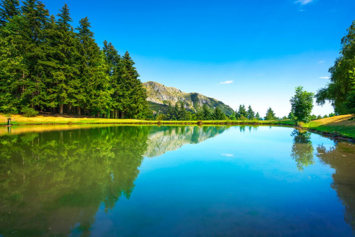 Lago di montagna nel parco naturale dell'Orecchiella in Garfagnana. Appennino toscano. Toscana, Italia