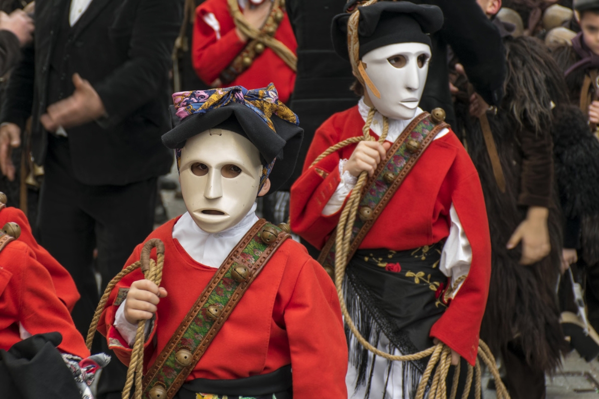 Bambini Issohadores dal Carnevale di Mamoiada