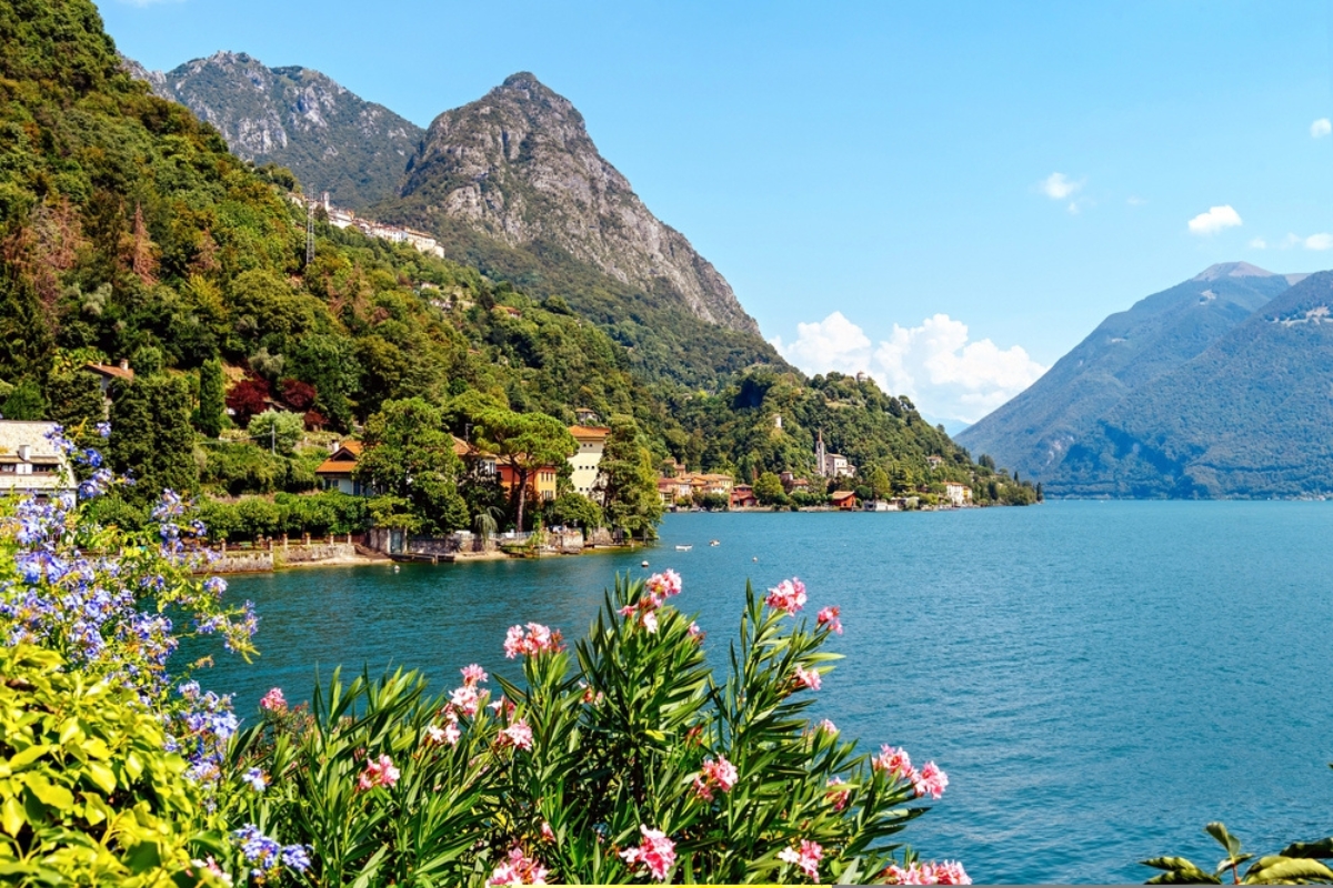 Italia, Lago di Lugano. Vista del lago, montagne, case sopra il lago