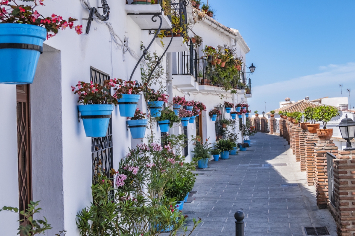 Calle Moro (via Moro) nel centro storico di Mijas in una giornata di sole