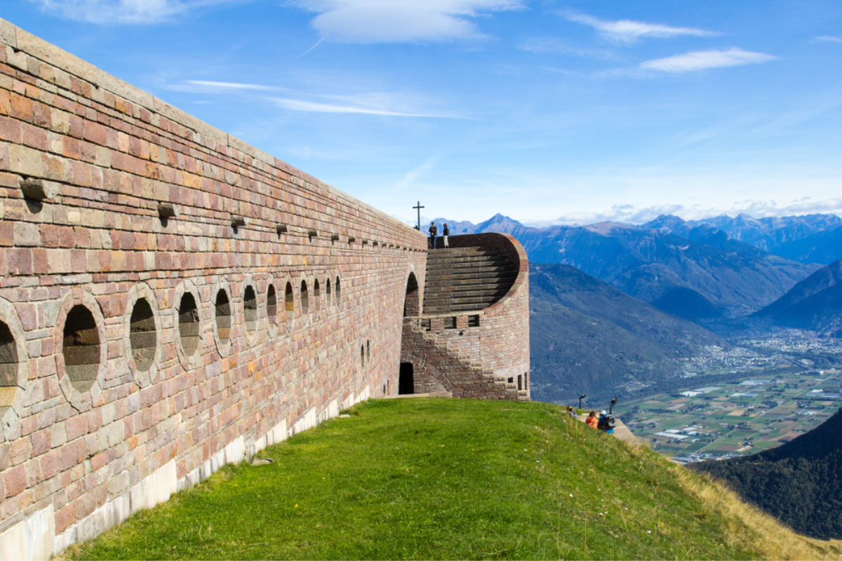 Cappella di Santa Maria degli Angeli sul Monte Tamaro, opera dell'architetto svizzero Mario Botta, nel Canton Ticino, Svizzera