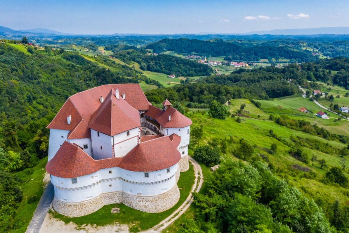 Vista aerea del castello di Veliki Tabor nella regione di Harvatsko Zagorje