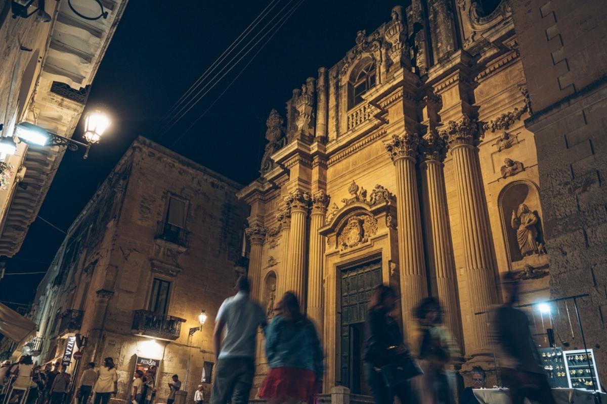 Passeggiata notturna nel centro storico di Lecce in estate