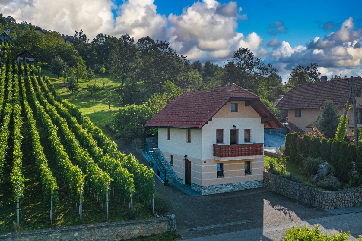 Un sereno cottage per quattro persone, immerso in una campagna incontaminata tra vigneti e boschi 