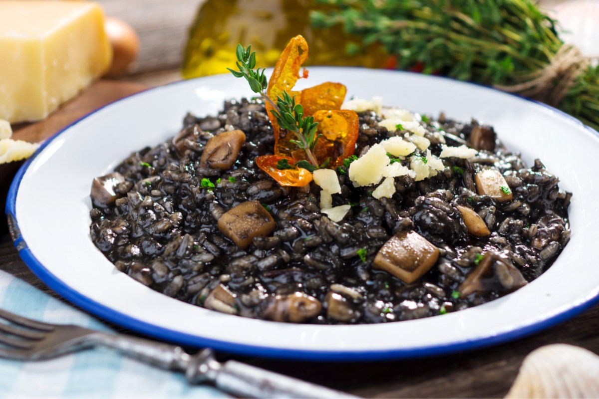 Crni rizot o risotto nero, condito con prezzemolo e formaggio