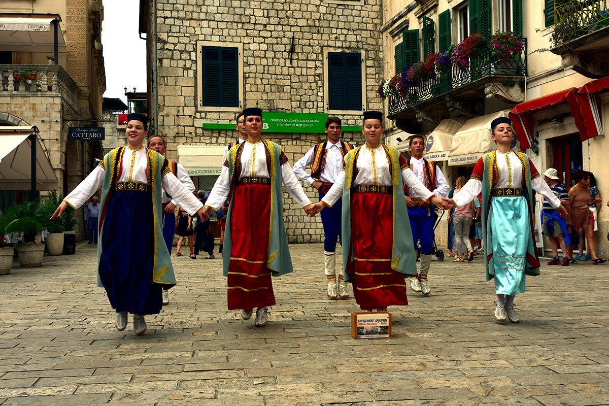 Danzatori folkloristici tradizionali nella città di Kotor, Montenegro