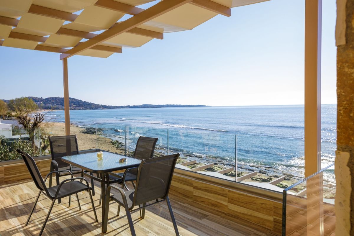 Elegante balcone in legno con vista sul mare e zona pranzo