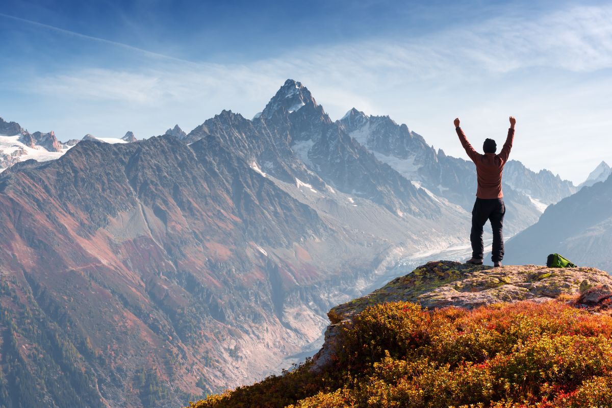Escursionista in cima a una montagna a Chamonix Mont Blanc in una giornata d'autunno