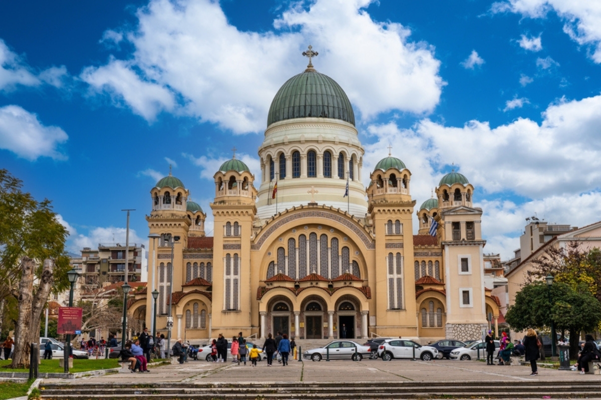 Esterno della Chiesa di Sant'Andrea nel centro della città durante il periodo di carnevale, Patrasso, Peloponneso 