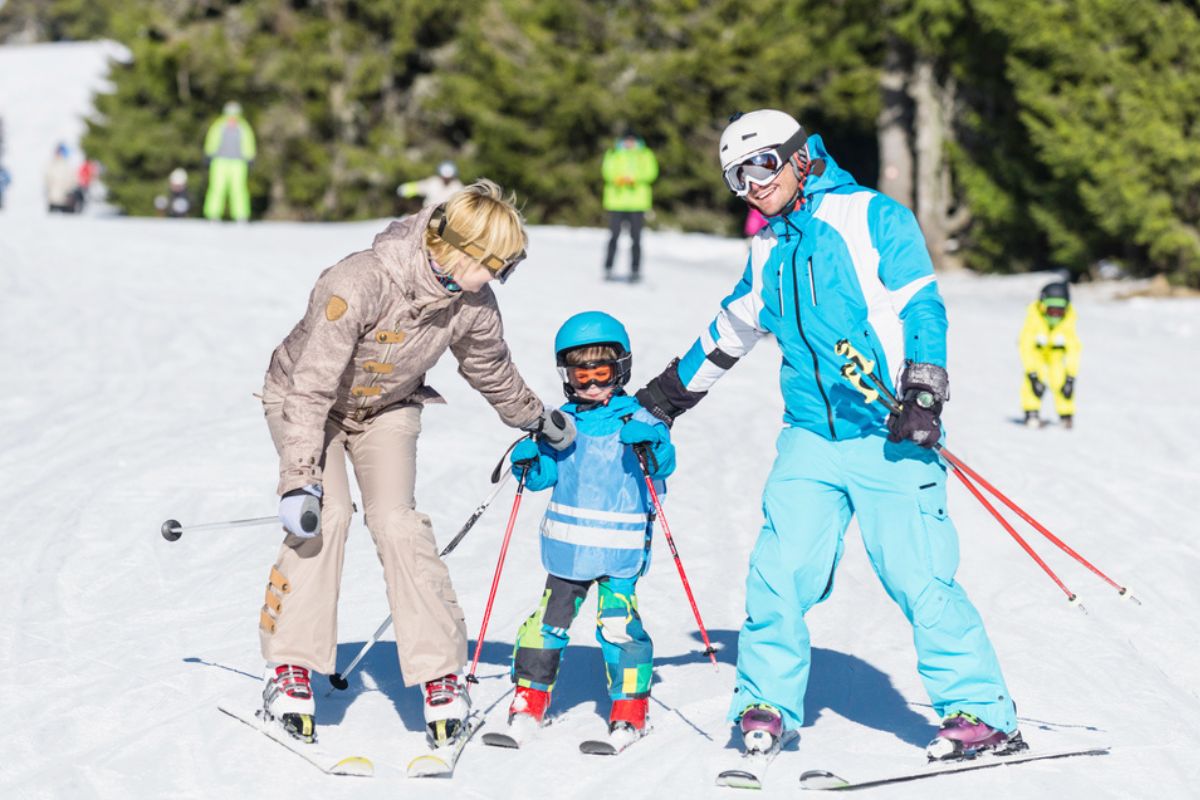 Famiglia di 3 persone in vacanza sulla neve